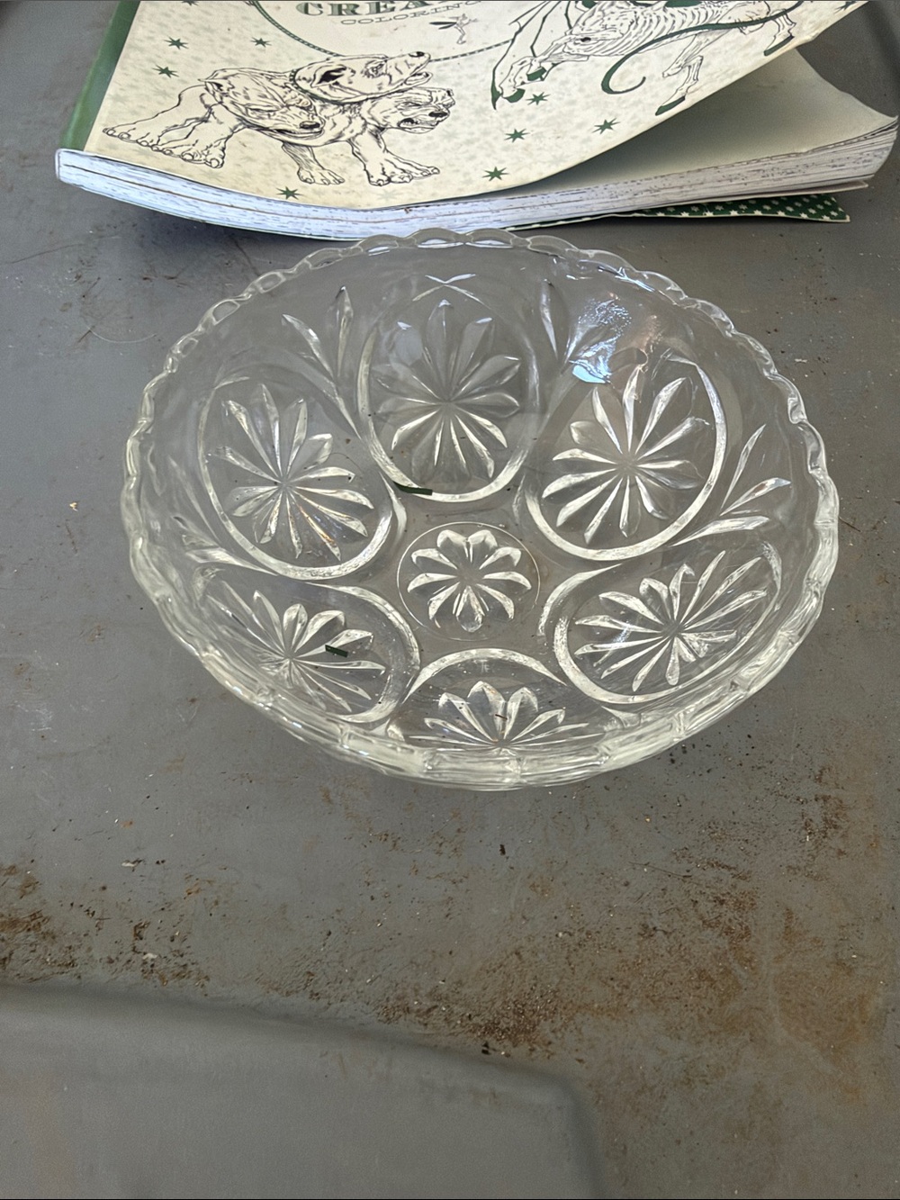 Vintage Clear Cut Glass Serving Bowl - Elegant Daisy Pattern